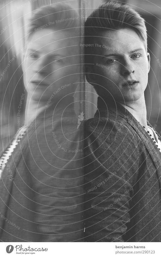 two face maskulin Junger Mann Jugendliche 1 Mensch 18-30 Jahre Erwachsene Fenster Jacke rothaarig Blick Symmetrie Spiegelbild Reflexion & Spiegelung