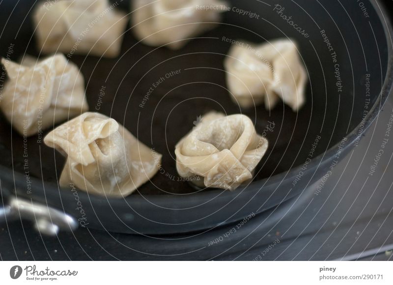 Wontons Lebensmittel Teigwaren Backwaren Asiatische Küche Knödel Edamame Pfanne Gesundheit nah schwarz gefaltet ungekocht Essen zubereiten braten Erdöl