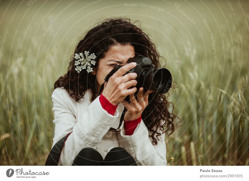 Mädchen fotografieren Natur Lifestyle Fotograf Fotografie Ferien & Urlaub & Reisen Ausflug Freiheit Frühling Fotokamera feminin Junge Frau Jugendliche