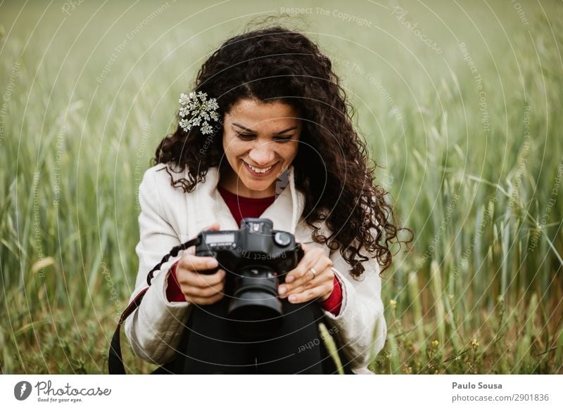 Fotografin für Mädchen Lifestyle Ferien & Urlaub & Reisen Tourismus Ausflug Fotokamera Mensch feminin Junge Frau Jugendliche Erwachsene 1 18-30 Jahre Locken