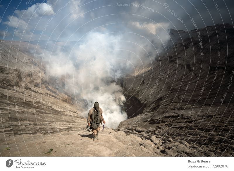 Suche im Krater maskulin Umwelt Natur Urelemente Erde Sand Feuer Klima Schönes Wetter Wärme Dürre Vulkan Schlucht Abenteuer Kraterrand Rauch Maske verpackt