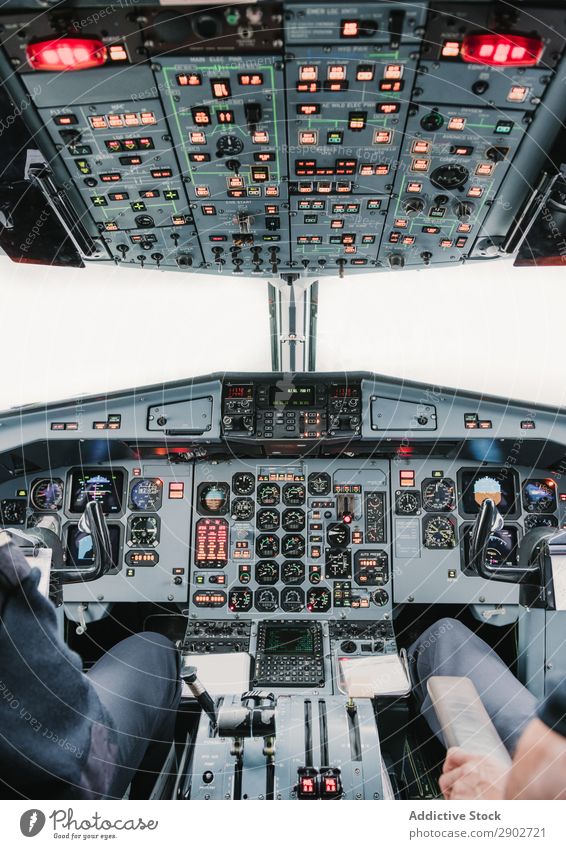 Getreidepiloten im Cockpit des Flugzeugs Pilot Instrumente Panel Mann modern Etage Lanzarote Spanien Fluggerät Luftverkehr Besatzung Verkehr