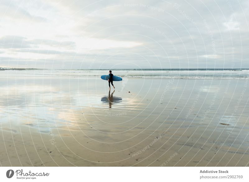 Person mit Surfbrett zu Fuß am Meer Mensch Sand nass laufen Wolken Himmel Lanzarote Spanien Ferien & Urlaub & Reisen Ausflug Freizeit & Hobby Erholung Strand