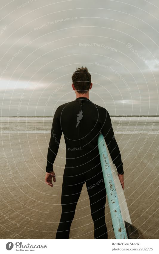 Person mit Surfbrett am Meer stehend Mensch Sand nass Wolken Himmel Lanzarote Spanien Ferien & Urlaub & Reisen Ausflug Freizeit & Hobby Erholung Strand Wellen