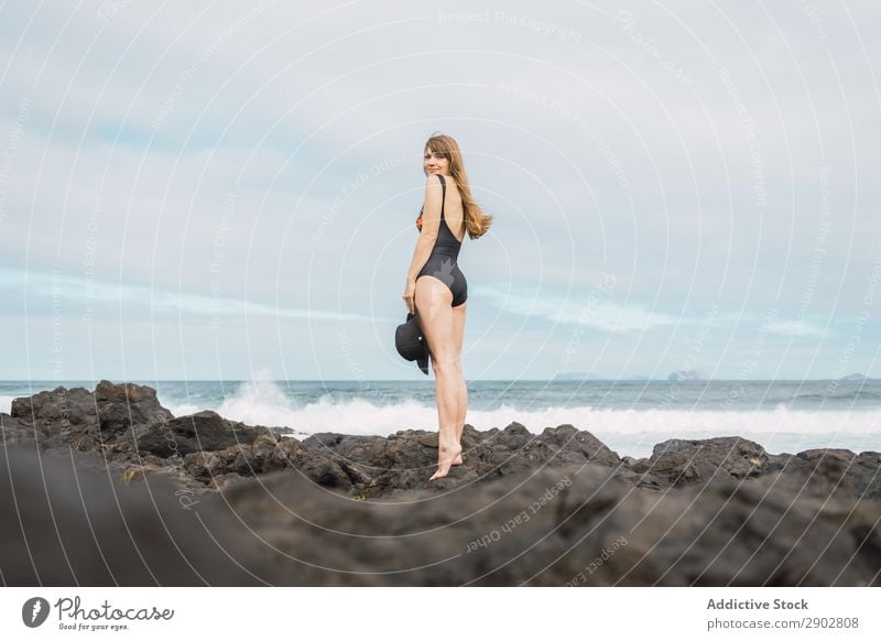 Sinnliche Frau in der Nähe eines stürmischen Meeres Küste Unwetter Badebekleidung stehen Lanzarote Spanien Freizeit & Hobby Wellen Wolkendecke Himmel Wetter