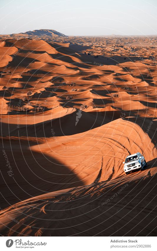Autofahren zwischen den Hügeln in der Wüste PKW Safari Düne Geländewagen Sand Dubai Vereinigte Arabische Emirate Schönes Wetter Abenteuer
