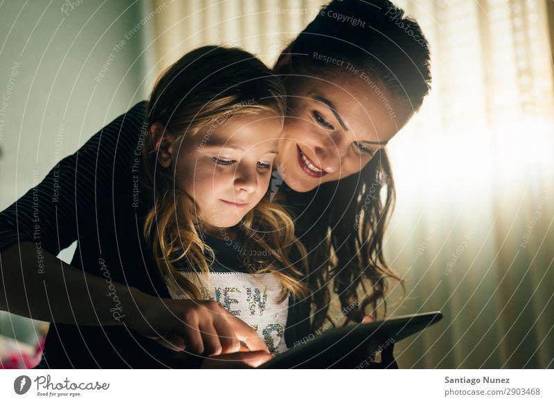 Mutter und Kind mit digitalem Tablett. Tablet Computer Lächeln Spielen Mädchen Familie & Verwandtschaft Bildung klein Tochter Sohn Zusammensein heimwärts 2
