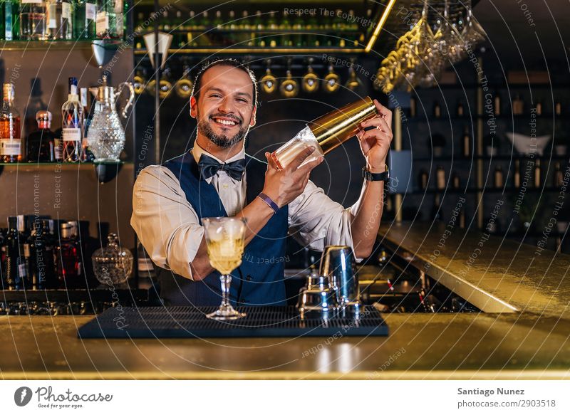 Barmann macht Cocktail im Nachtclub. Hinzufügen Alkohol Barkeeper Getränk Flasche Business Club kochen & garen Theke trinken elegant gutaussehend Beruf Wehen
