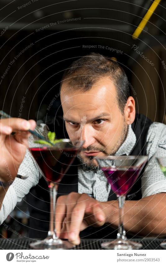 Der Barmann macht einen Cocktail. Hinzufügen Alkohol Barkeeper Getränk Flasche Club kochen & garen Theke trinken Beruf Wehen machen Handbuch rühren Mixologe