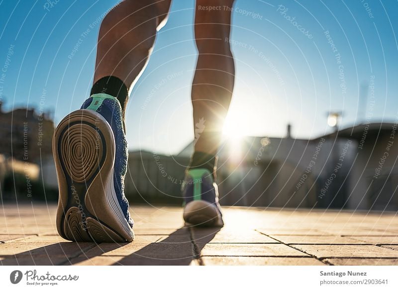 Nahaufnahme der Beine des Läufers in der Stadt. Mann rennen Joggen Kalb Fuß Straße Großstadt Athlet Geschwindigkeit Fitness Lifestyle Jugendliche Aktion
