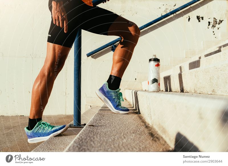 Nahaufnahme der Beine, die sich strecken. Mann Joggen rennen Kalb Muskulatur Läufer Straße Großstadt Athlet Fitness Lifestyle Jugendliche Stadt Pause Aktion