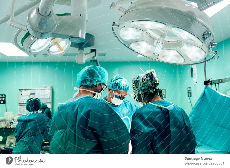 Team von Chirurgen, die im Krankenhaus arbeiten. Operation Chirurgie in Betrieb befindlich chirurgisch Raum Arzt Theater Medikament Arbeit & Erwerbstätigkeit