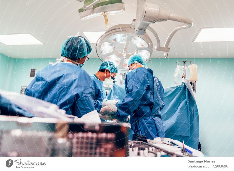Team von operierenden Chirurgen. Operation Chirurgie in Betrieb befindlich chirurgisch Krankenhaus Raum Arzt Theater Medikament Arbeit & Erwerbstätigkeit