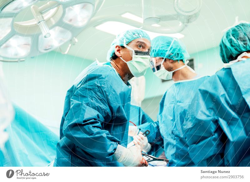 Team von operierenden Chirurgen. Operation Chirurgie in Betrieb befindlich chirurgisch Krankenhaus Raum Arzt Theater Medikament Arbeit & Erwerbstätigkeit