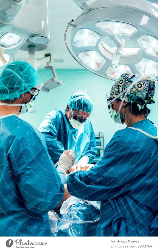Team von operierenden Chirurgen Operation Chirurgie in Betrieb befindlich chirurgisch Krankenhaus Raum Arzt Theater Medikament Arbeit & Erwerbstätigkeit