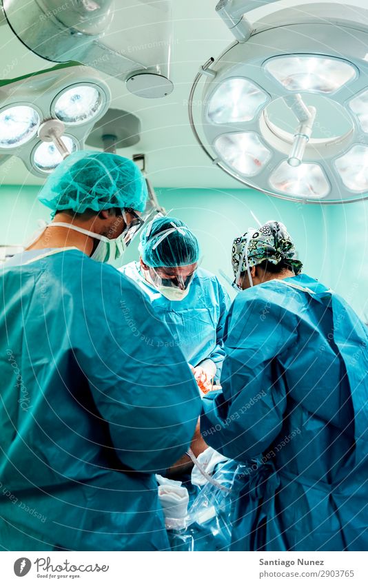 Team von operierenden Chirurgen Operation Chirurgie in Betrieb befindlich chirurgisch Krankenhaus Raum Arzt Theater Medikament Arbeit & Erwerbstätigkeit