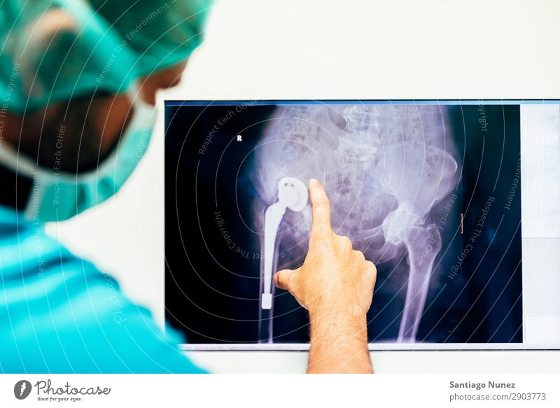 Arzt, der ein Röntgenbild schaut. Rücken Rückgrat Knochen Fürsorge Diagnostik Prüfung & Examen Untersuchen Gesundheit Gesundheitswesen Gesundheitsversorgung