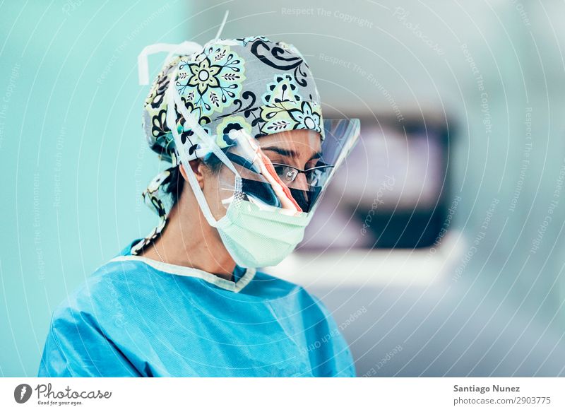 Porträt einer Chirurgin Geselle Hintergrundbild Klinik selbstbewußt Arzt Frau Mädchen Gesundheit Gesundheitswesen Krankenhaus vereinzelt Beruf Labor Maske