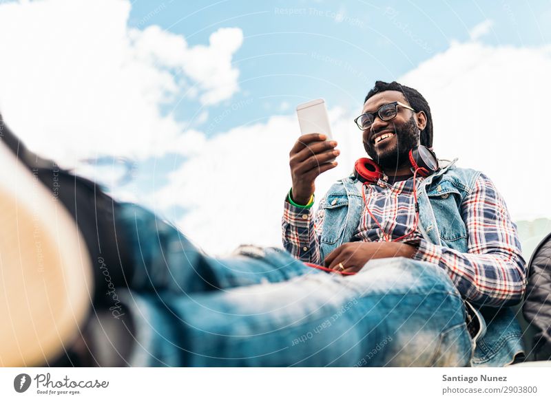 Amerikanischer Mann benutzt Handy. Telefon Stadt Afrikanisch schwarz Amerikaner Mobile Jugendliche lachen PDA Technik & Technologie Mensch Glück Fröhlichkeit