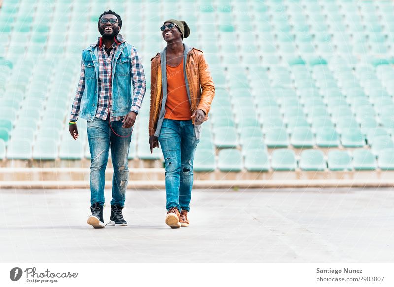 Zwei schwarze Rassenfreunde, die Spaß haben. Freundschaft Stadt Afrikanisch Amerikaner Mobile Jugendliche Mann lachen Mensch Glück Fröhlichkeit Lächeln