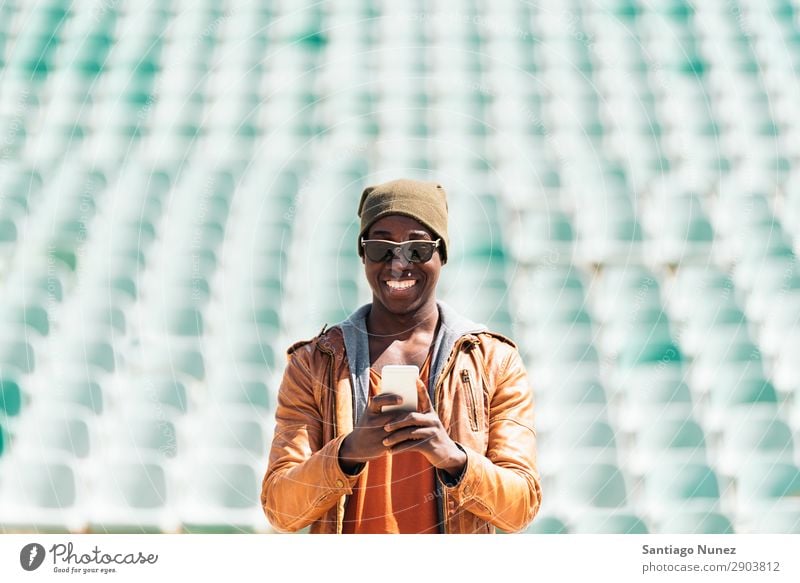 Amerikanischer Mann benutzt Handy. Telefon Stadt Afrikanisch schwarz Amerikaner Mobile Jugendliche lachen PDA Technik & Technologie Mensch Glück Fröhlichkeit