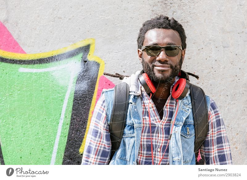 Porträt eines schwarzen Mannes, der lächelt. Erwachsene Afrikanisch Afro-Look Amerikaner attraktiv Hintergrundbild Kopfhörer lässig Coolness Ausdruck Gesicht
