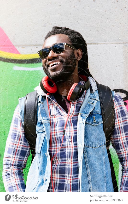 Porträt eines schwarzen Mannes, der lächelt. Erwachsene Afrikanisch Afro-Look Amerikaner attraktiv Hintergrundbild Kopfhörer lässig Coolness Ausdruck Gesicht