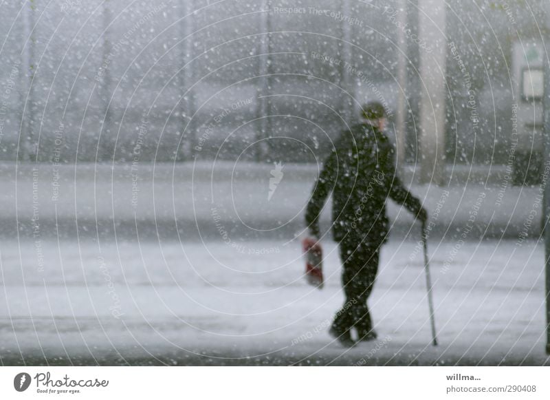 Alter Mann mit Gehstock geht über eine verschneite Straße Senior Winter Schnee Schneefall überqueren Männlicher Senior Mensch gehen kalt Spazierstock Stadt