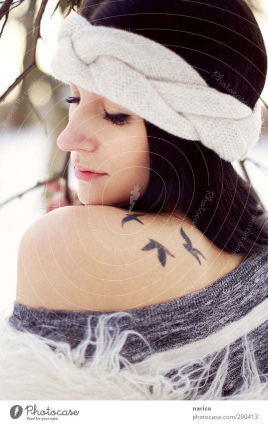 snow white II feminin Junge Frau Jugendliche Erwachsene Rücken Schulter 1 Mensch 18-30 Jahre Mode Pullover Fell Tattoo Stirnband schwarzhaarig langhaarig Vogel