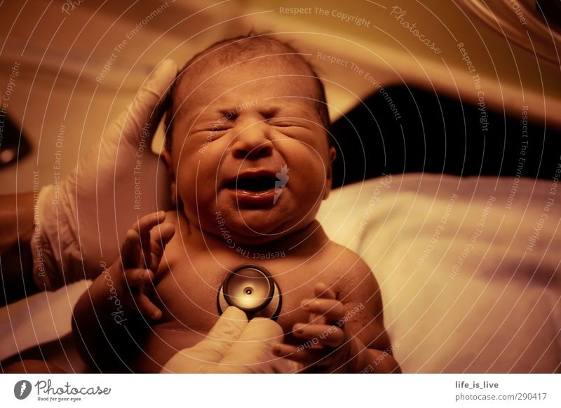 Willkommen im Leben ll Baby Kindheit 1 Mensch 0-12 Monate Gesundheit Krankheit Glück Geburt Geburtshilfe Geburtstag Krankenhaus Stethoskop geschlossene Augen