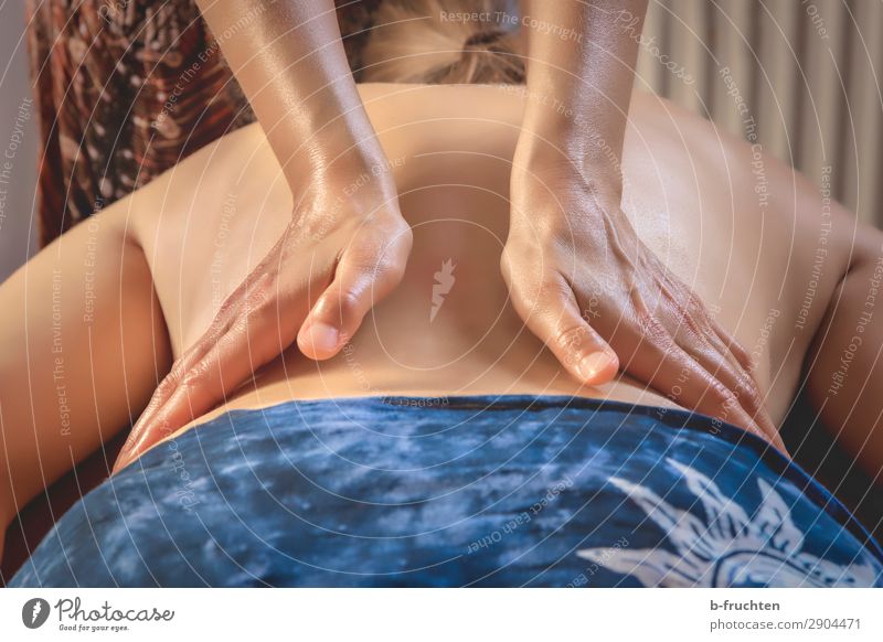 Rückenmassage Lifestyle Gesundheit Fitness Wellness Erholung Kur Spa Massage Mensch Frau Erwachsene Hand Finger berühren Bewegung ästhetisch gut schön Erotik