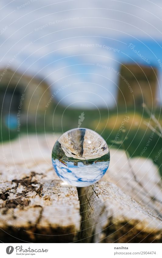 Ländliche Szene durch eine Kristallkugel betrachtet Umwelt Natur Himmel Frühling Sommer Schönes Wetter Feld Dorf Menschenleer Holz Glas Kristalle Kugel