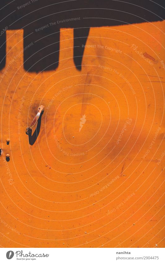 Grunge und alte orangefarbene Tür Design Metall Stahl Armut dreckig einfach retro trashig Stadt schwarz Hintergrundbild Konsistenz Ton-in-Ton Knauf Farbfoto