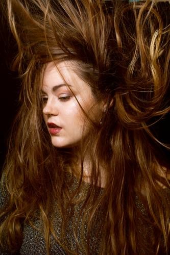 Frisur einer jungen Frau Stil schön Haare & Frisuren feminin Erwachsene 1 Mensch Mode brünett langhaarig Bewegung Coolness trendy Innenaufnahme Studioaufnahme