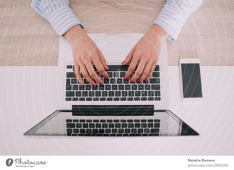 Geschäftsfrau schreibt auf ihrem Laptop Lifestyle Schreibtisch Tisch Arbeit & Erwerbstätigkeit Business Telefon Computer Notebook Technik & Technologie Internet