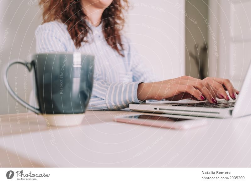 Geschäftsfrau schreibt auf ihrem Laptop Kaffee Lifestyle Schreibtisch Tisch Arbeit & Erwerbstätigkeit Business Telefon Computer Notebook Technik & Technologie