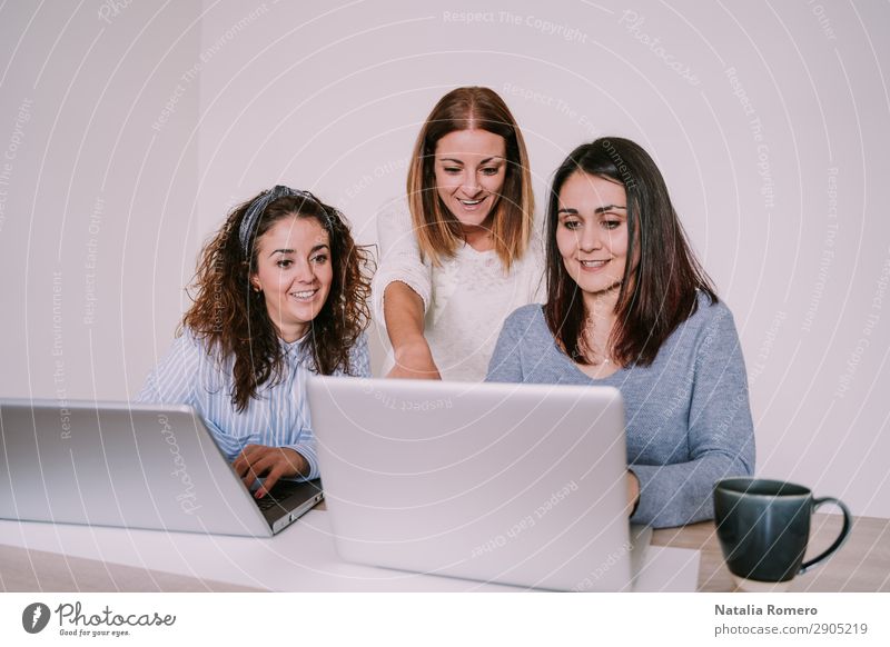 Drei Frauen arbeiten im Büro mit ihren Laptops. Glück Schreibtisch Arbeit & Erwerbstätigkeit Beruf Arbeitsplatz Business sprechen Computer Notebook
