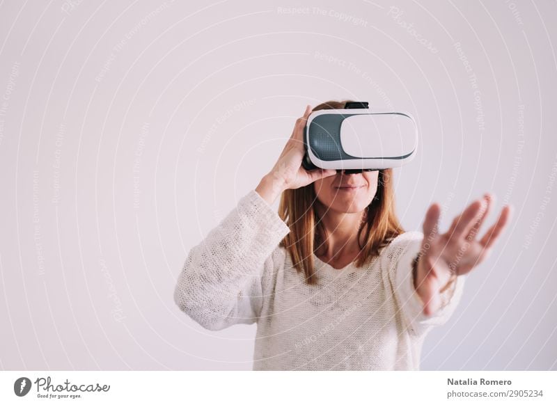 Junge Frau trägt eine Virtual-Reality-Brille Design schön Spielen Entertainment Technik & Technologie Erwachsene Arme Hand T-Shirt modern neu weiß Idee virtuell