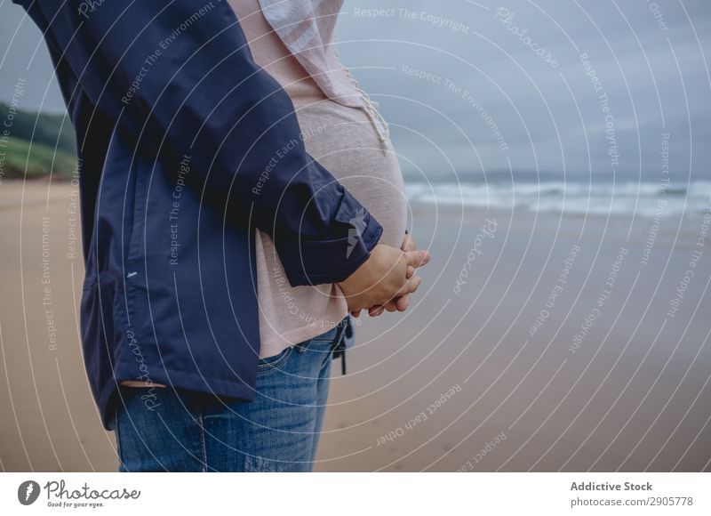 Schwangere Frau am Strand stehend schwanger Dame Mensch Erwachsene Beautyfotografie schön Jugendliche hübsch neu blau Wasser 1 Natur Himmel Gesundheit Leben