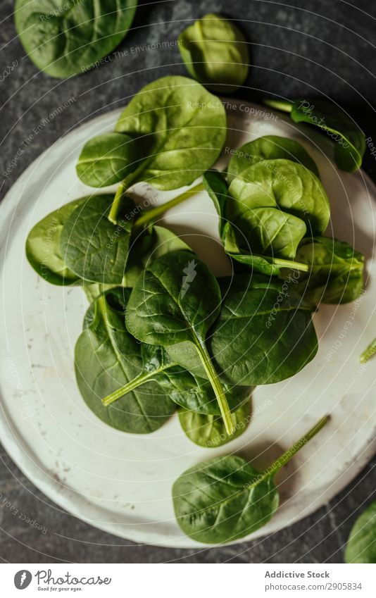 Frischer Spinat auf rustikalem Betongeschirr frisch Blatt Hintergrundbild Lebensmittel Gemüse Teller roh Gesundheit Salatbeilage dunkel Baby organisch grün
