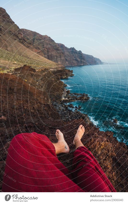 Person auf dem Steinufer am Wasser Meer Küste Berge u. Gebirge Teide Teneriffa Kanaren Spanien Beine lügen Aussicht Felsen erstaunlich Ferien & Urlaub & Reisen