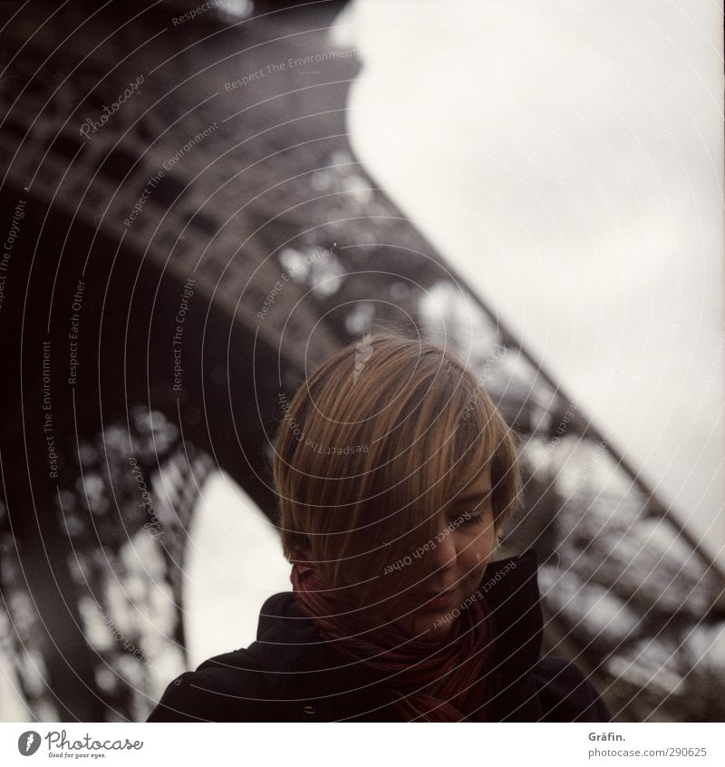 Paris Haare & Frisuren Gesicht Tourismus Ausflug Abenteuer Sightseeing Frau Erwachsene 1 Mensch 18-30 Jahre Jugendliche Tour d'Eiffel Denken Lächeln träumen