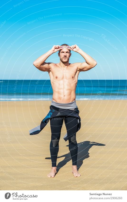 gutaussehender Schwimmer, der eine Brille aufsetzt. Bauchmuskeln attraktiv Strand schwarz Körper Kaukasier Taucher tauchen üben sportlich Fitness Brillenträger