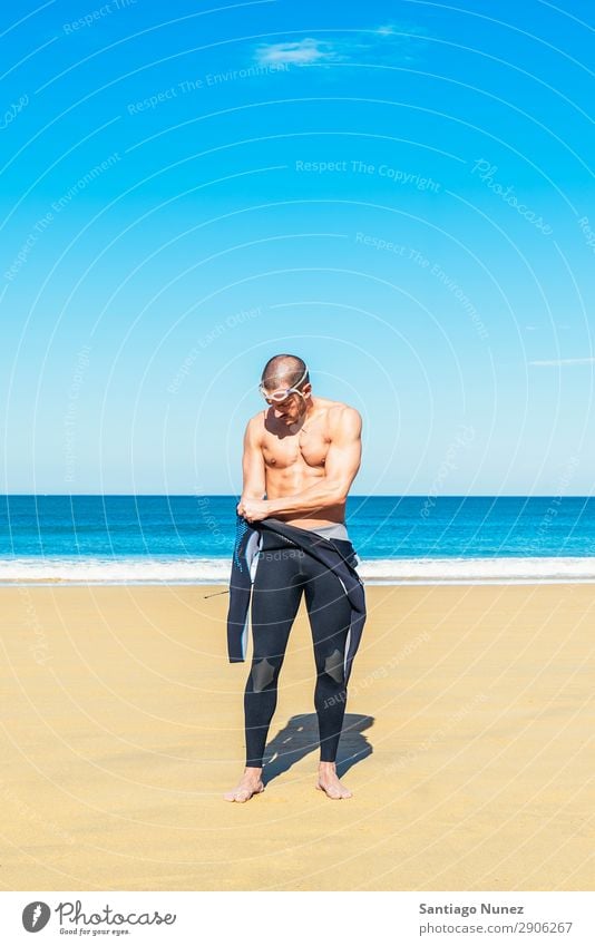 Gutaussehender Schwimmer bereitet sich auf den Schwimmstart vor attraktiv Strand schwarz Kaukasier Taucher Sinkflug üben sportlich Fitness Brillenträger