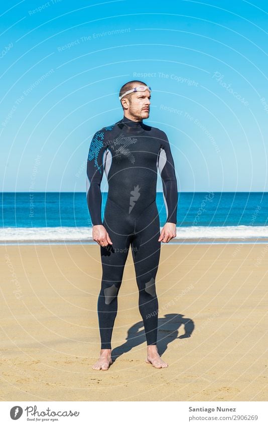 Gutaussehender Schwimmer bereit für den Start ins Schwimmen Strand schwarz Kaukasier Taucher tauchen üben sportlich Fitness Brillenträger Schneebrille