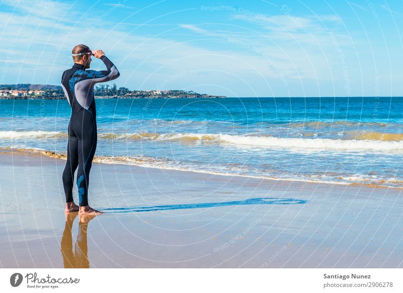 Schwimmer bereit zum Schwimmen im Meer attraktiv Strand schwarz Kaukasier Taucher tauchen üben sportlich Fitness Brillenträger Schneebrille gutaussehend