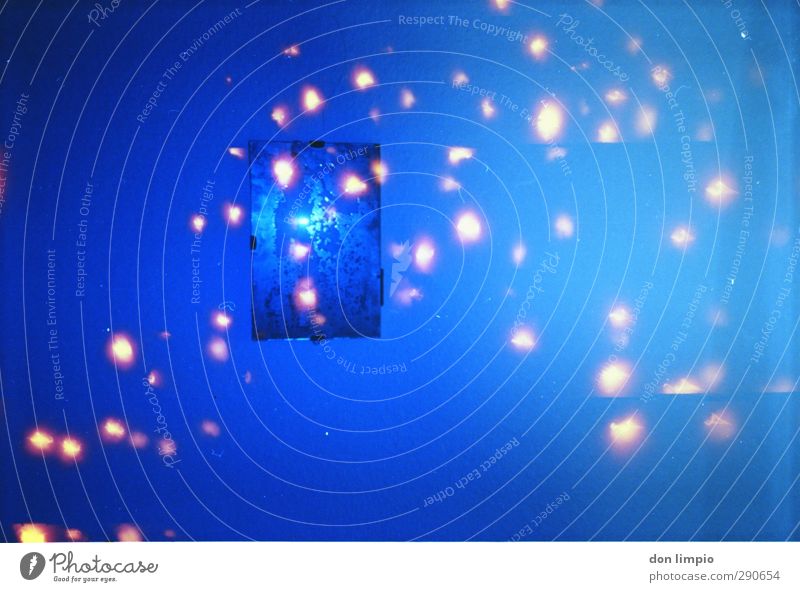 das blaue vom himmel Spiegel glänzend leuchten Surrealismus analog Light leak Stern abstrakt Farbfoto Innenaufnahme Experiment Menschenleer Blitzlichtaufnahme