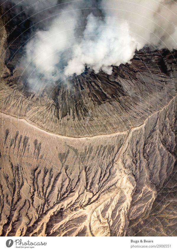Der Krater Umwelt Natur Landschaft Urelemente Erde Sand Feuer Luft Klima Klimawandel Wärme Vulkan Bromo Schlucht Wüste ästhetisch außergewöhnlich bedrohlich