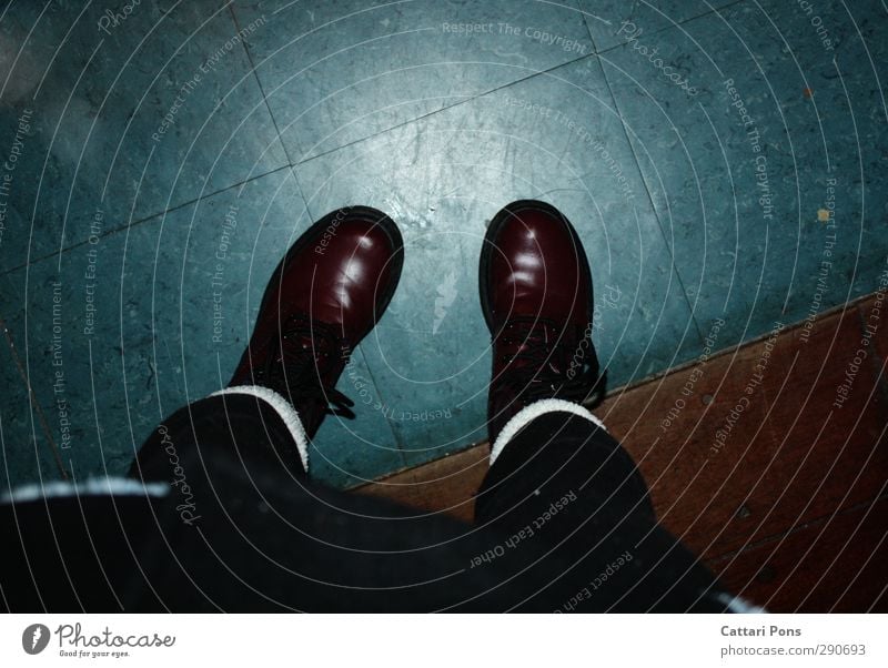 der blaue Boden Strümpfe Strumpfhose Stoff Lack Schuhe Stiefel stehen dunkel eckig unten feminin braun rot schwarz Holz Rechteck Flur Gebäudeteil Licht