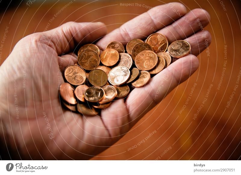 Eine Hand voll Cent-Münzen Geldmünzen Kupfergeld kaufen Mensch bezahlen Kleingeld festhalten Armut Handfläche Münzgeld handvoll sparsam Sorge Zukunftsangst